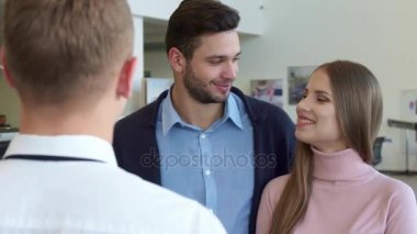 Kadın araba anahtarı alır