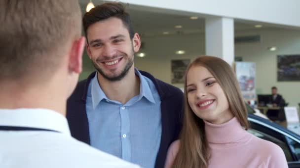 Ζευγάρι αγοράζει το αυτοκίνητο στην αντιπροσωπεία — Αρχείο Βίντεο