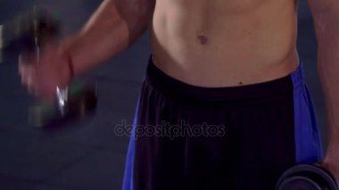 Adam onun bicepses trenler