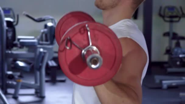 Man skjuter upp barbell — Stockvideo