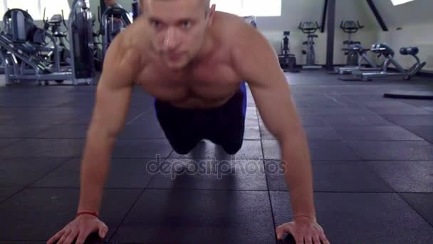 Homem treina seu peito — Vídeo de Stock