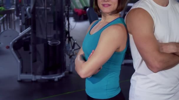 Fittes Paar zeigt Daumen hoch im Fitnessstudio — Stockvideo