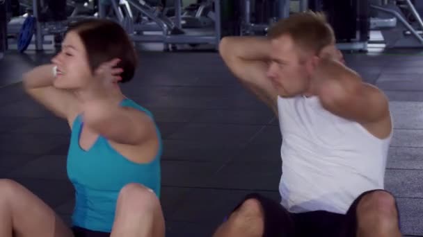 Fitness-Mann und -Frau trainieren ihre Bauchmuskeln — Stockvideo