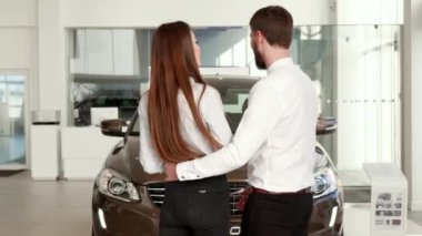 Çift siyah araba galerisinde daha yakın geliyor