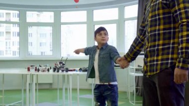 Çocuk onunla oynamak için babasına çeker