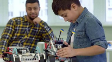 Çocuk oyuncak arabayla oynuyor.