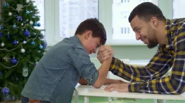 Baba ve oğul armwrestle masaya