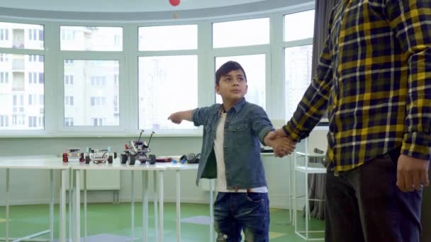 Jongen trekt zijn vader om met hem te spelen — Stockvideo