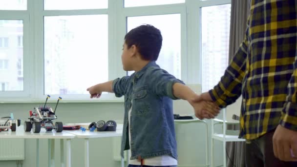 Menino aponta suas mãos em brinquedos — Vídeo de Stock