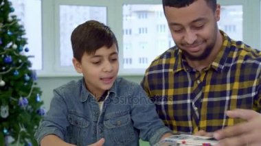 Çocuk oyuncak izlenen Atv elinde tutan