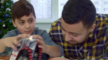 Dostum alır oyuncak Atv elini tarafından izleniyor