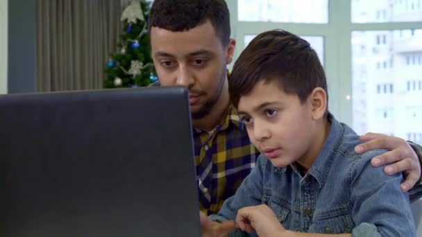 Pai e filho acenando no laptop — Vídeo de Stock