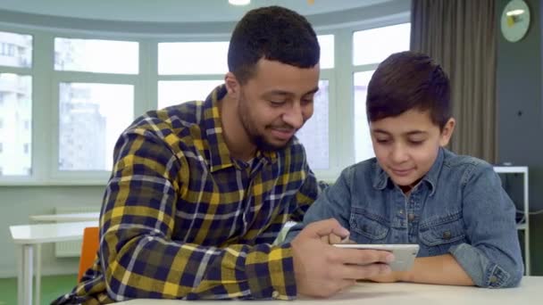 Pojke fälls på fäder smartphone — Stockvideo