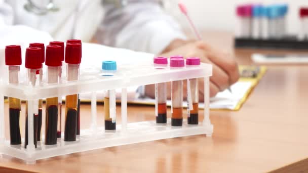 Close-up de tubos de teste de sangue para testes médicos — Vídeo de Stock