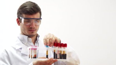 Özel laboratuvar gözlük takan doktor test tüpleri ile kan inceliyor