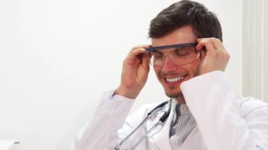 Özel saydam laboratuvar gözlük gülümseyen bir doktor koyar