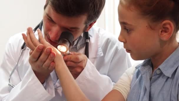 El médico inteligente examina a una niña con un dispositivo especial — Vídeos de Stock