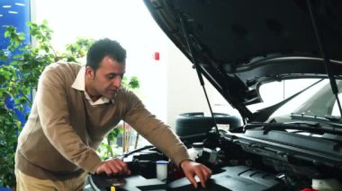 Profesyonel bir adam başlık açılmış ve araba ayrıntılarını okudu