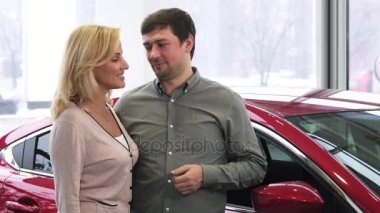 Yeni bir otomatik satın alma sonra arabanın anahtarlarını ve başparmak gösterilmesini neşeli olgun çift