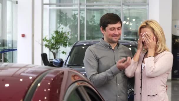 Glad mogen kvinna får bilen som en present från hennes kärleksfull make — Stockvideo