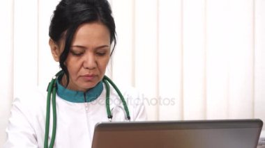 Onu laptop çalışma güzel Asyalı kadın olgun Doktor, yakın çekim