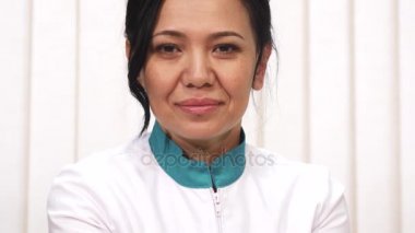 Pembe ribbong kanser farkındalık sembolü onun elinde tutan Olgun kadın doktor
