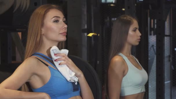 Веселая спортсменка вытирает шею полотенцем после тренировки — стоковое видео