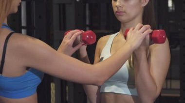 Jimnastik salonu kadın onun müşteri yardımcı bir profesyonel Spor hocası kadeh kırpılmış