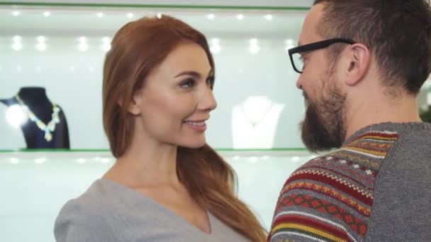 Lycklig kvinna ler omfamnar sin man efter shopping på Smyckesbutik — Stockvideo
