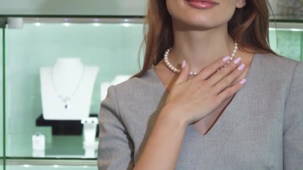 Cropped close up of a happy woman smiling wearing pearl necklace — Stock Video