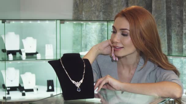 Ευτυχής όμορφη γυναίκα αγγίζει διαμαντένιο κολιέ χαμογελώντας χαρωπά — Αρχείο Βίντεο