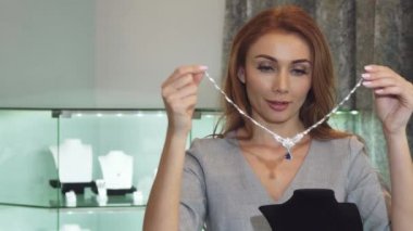 Elmas kolye takı mağazasında çalışan genç seksi kadın