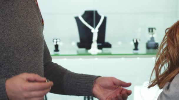 Обрезанный снимок мужчины с бриллиантовым кольцом на пальце своей девушки — стоковое видео