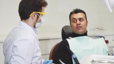 Olgun adam onun dişçi klinikte ziyaret