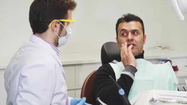 Dojrzały mężczyzna, odwiedzając jego dentysta w klinice — Wideo stockowe