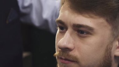 Genç bir adamın bir gaircut berber dükkanında getting kapat