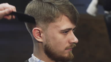 Berber dükkanında bir saç kesimi getting bir yakışıklı yougn adamın yakın çekim