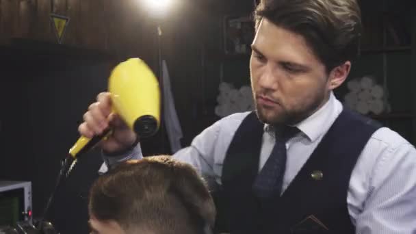 Professionnel coiffeur souffler sèche-cheveux de son client — Video