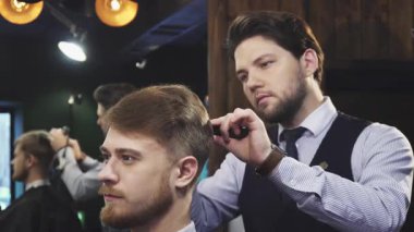 Profesyonel kuaför saç tıraşına onun istemciye vererek çalışma