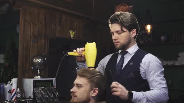 Guapo barbudo peluquero profesional que trabaja con su cliente — Vídeos de Stock