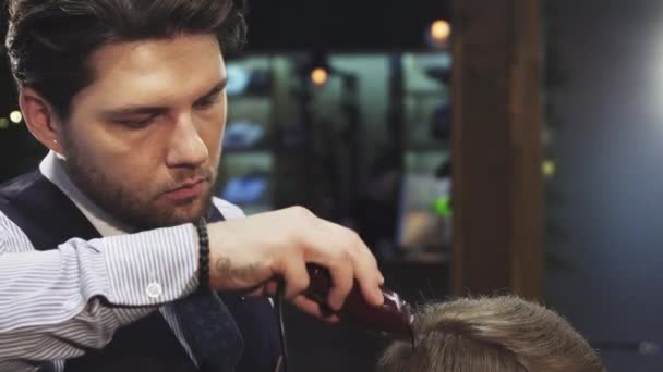 Professioneller Friseur schneidet Haare seiner Kundin — Stockvideo