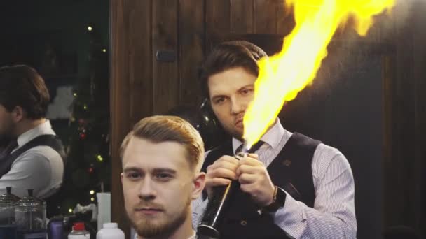 Peluquero profesional trabajando quemando el tratamiento del pelo del fuego en su cliente — Vídeos de Stock