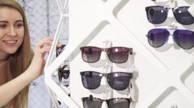 Mutlu kız gözlük optometrist mağazasında alışveriş