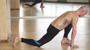 Gömleksiz delikanlı pratik Yoga kapalı