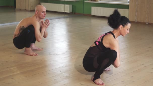 Pareja madura haciendo yoga juntos en interiores — Vídeo de stock