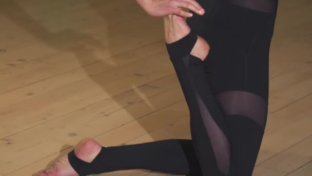 Gros plan d'une belle femme practivant le yoga dans la soirée — Video