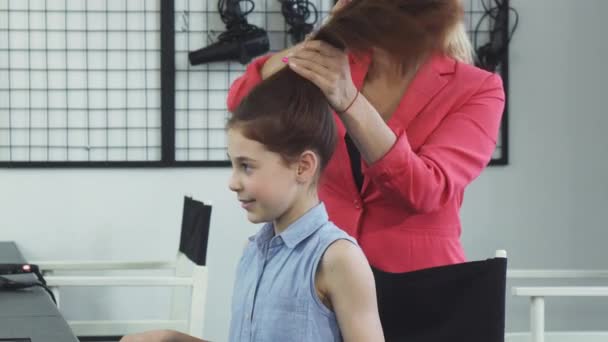 Bonito feliz pouco ela chegando ela cabelo feito por um cabeleireiro no beleza salão — Vídeo de Stock