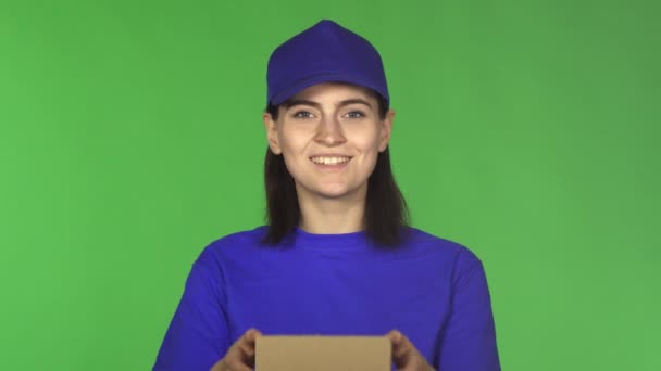 Feliz entrega mujer sonriendo sosteniendo pequeño paquete a la cámara — Vídeos de Stock