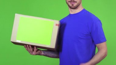 Bir teslimatçı bir paket manifatura ile kadeh müvekkilinin akıllı telefon kullanarak kırpılmış