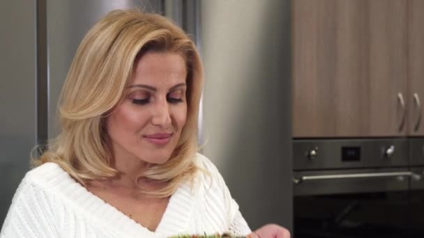 Close up of a gorgeous woman smelling delicious vegetarian salad — Stock Video